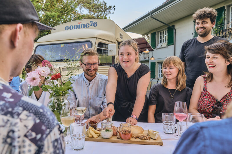 Livia Riley, Servicefachfrau mit Beeinträchtigung, serviert für die Fabrique28.